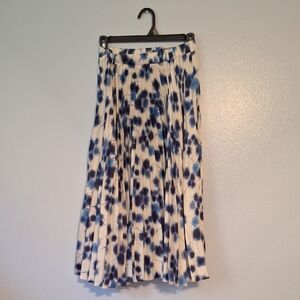 Chic Floral A-Line Skirt in Blue and White